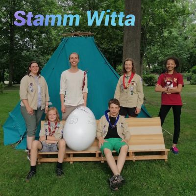 Pfadfinder vor einem Zelt