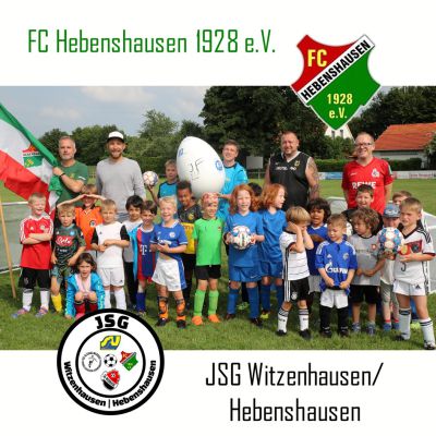 Kinder in Fußballtrikots auf einem Sportplatz